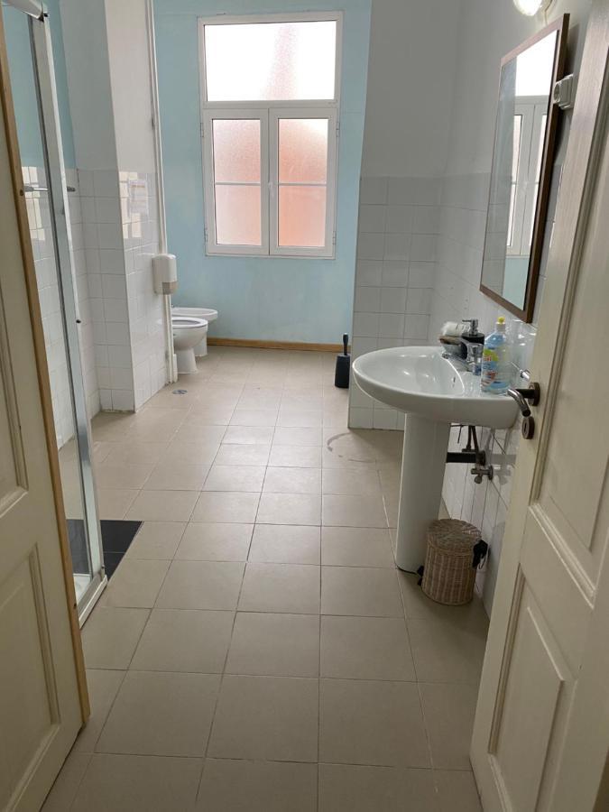 Artdeco Chiado 4 - Large Comfortable Double Room With Shared Bathroom Lisbon Exterior photo